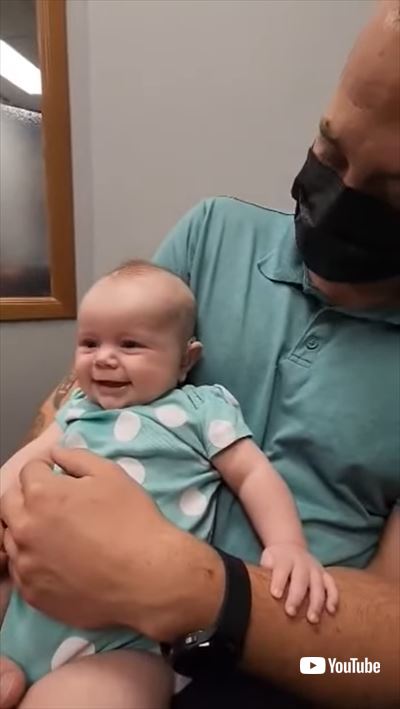 初めて補聴器を付けた赤ちゃん