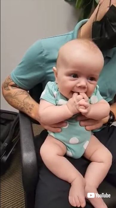 初めて補聴器を付けた赤ちゃん