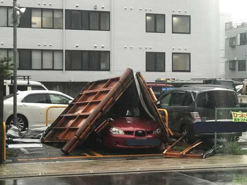 平成30年 台風 21号 車 合掌造り ログハウスの屋根