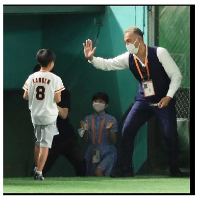 始球式後の堀越勸玄を待ち受ける市川海老蔵