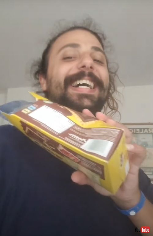 箱に向かって叫ぶインコ