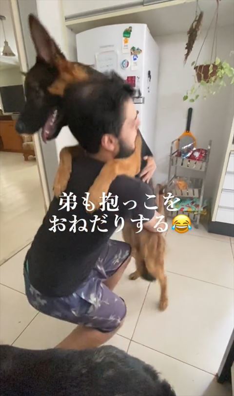 抱っこされる弟