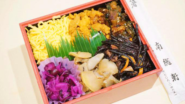 鴨川「うにとさざえめし」（1200円）