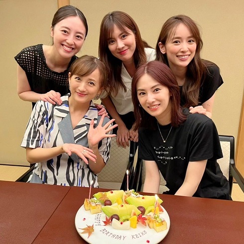 「美少女戦士セーラームーン」で共演した北川景子の誕生日を祝う小松彩夏と沢井美優、泉里香、安座間美優