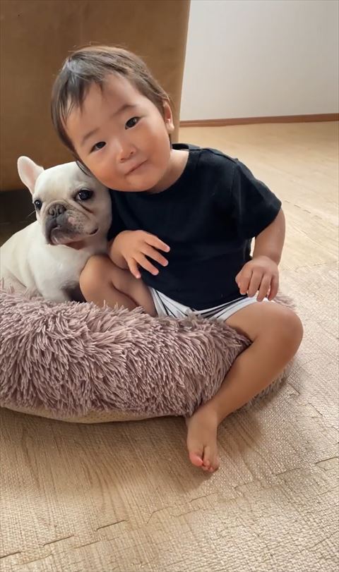 ワンコに寄り添う赤ちゃん