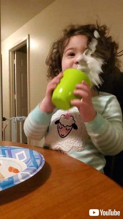 乾杯する女の子