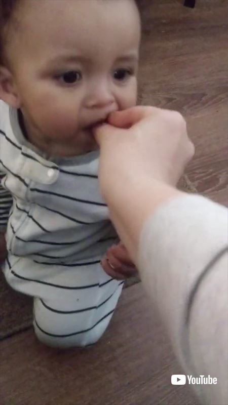 ブドウを食べる赤ちゃん