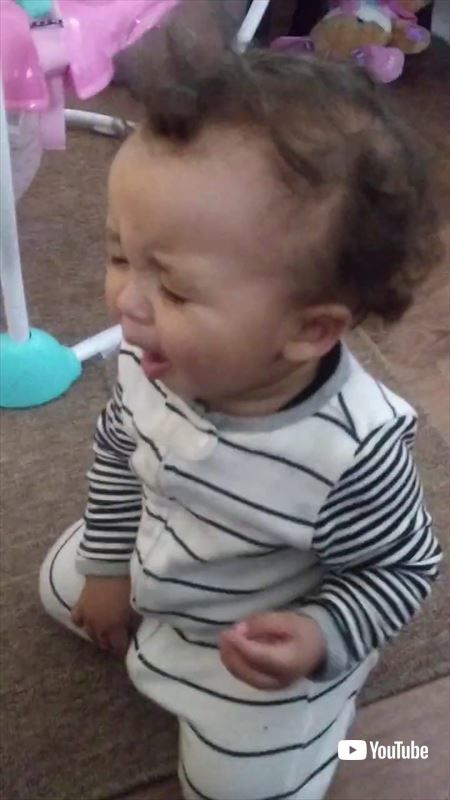 ブドウを食べる赤ちゃん