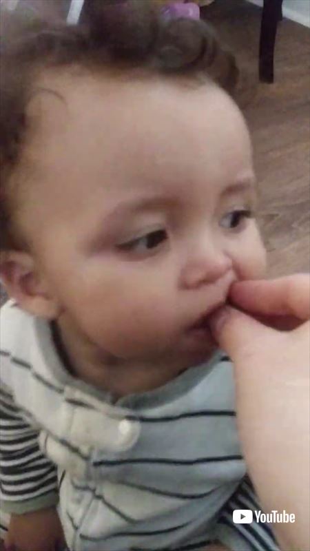 ブドウを食べる赤ちゃん