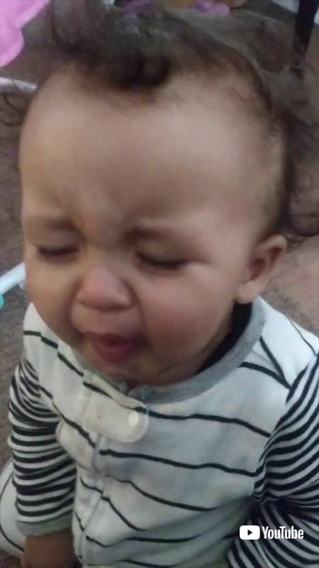 ブドウを食べる赤ちゃん