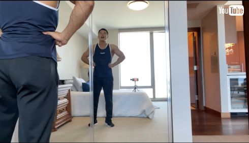 寝室でラッドスプレッドを披露するなかやまきんに君