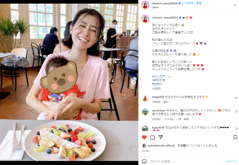 シンガポールで家族で食事をとるタレントの鈴木ちなみ