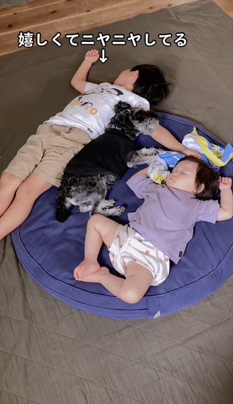 ニヤニヤしてる次男の画像