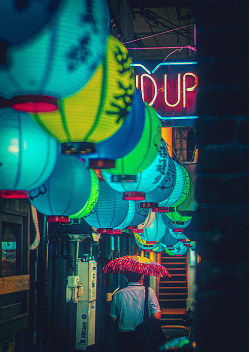 青ちょうちんと傘を差す人