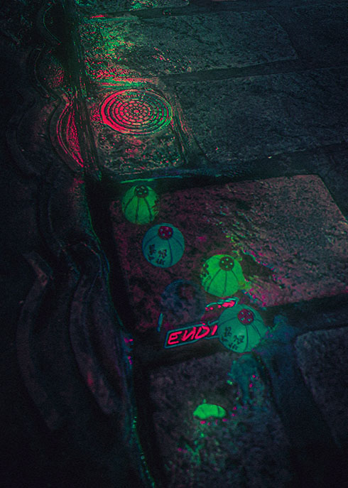 青ちょうちんが映る路地