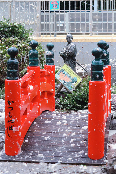 桂浜水族館がツイートした波の花が降る欄干の写真