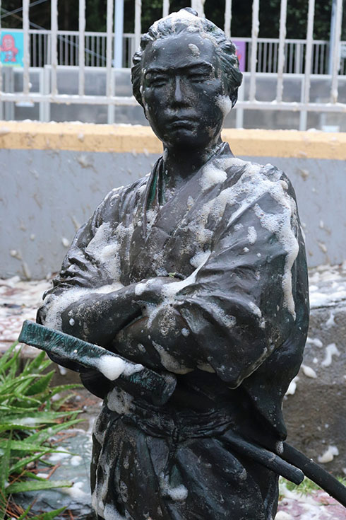桂浜水族館がツイートした波の花に覆われた銅像の写真
