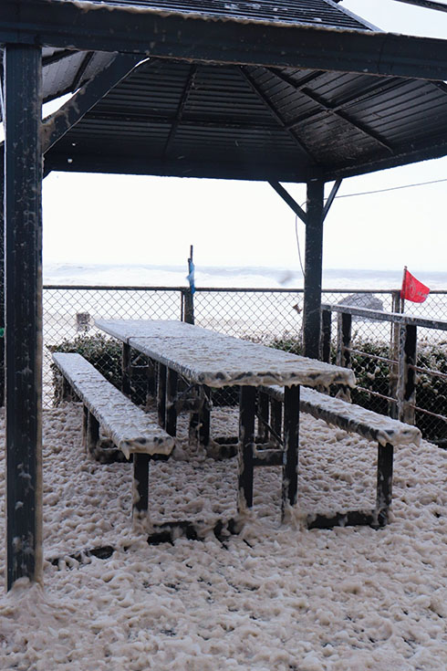 桂浜水族館がツイートした波の花に埋もれた展望スペースの写真