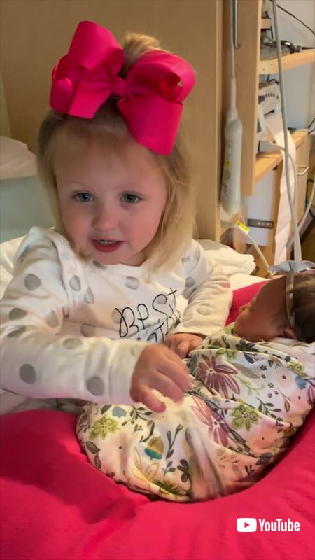 妹に子守歌を歌うお姉ちゃん