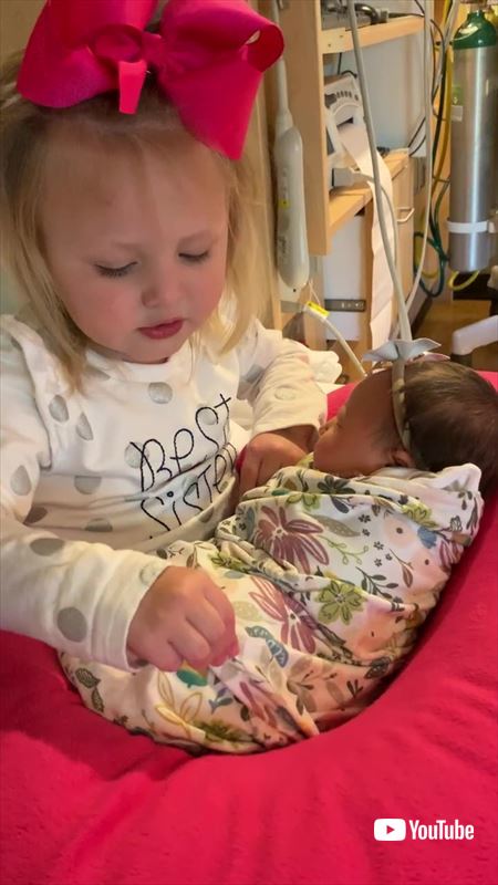 妹に子守歌を歌うお姉ちゃん