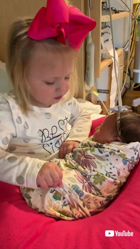 妹に子守歌を歌うお姉ちゃん