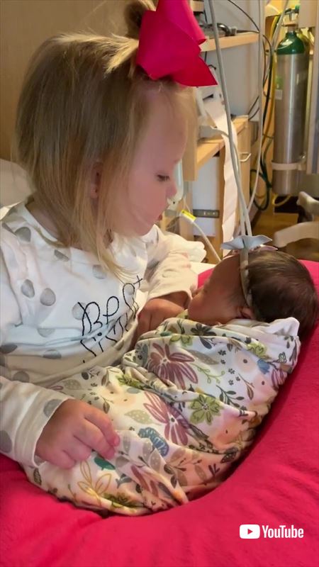 妹に子守歌を歌うお姉ちゃん