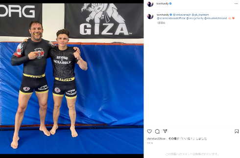 格闘技にいそしむトム・ハーディ