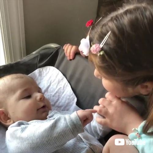 弟に歌うお姉ちゃん