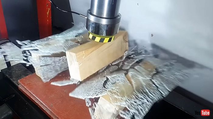 普通のガラスと強化ガラス、油圧プレス機にかけるとどうなる？　割れ方の違いが分かる実験が興味深い