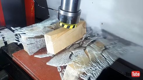 強化ガラスを油圧プレスするとどうなる？　粉々に砕ける様子を記録した実験動画が興味深い