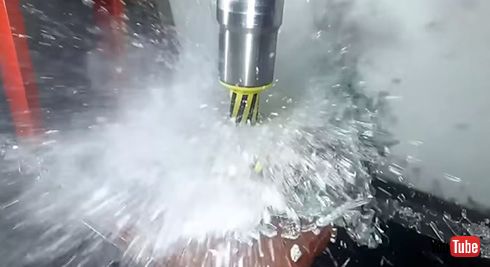 強化ガラスを油圧プレスするとどうなる？　粉々に砕ける様子を記録した実験動画が興味深い