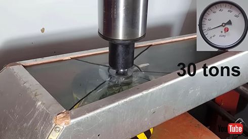 強化ガラスを油圧プレスするとどうなる？　粉々に砕ける様子を記録した実験動画が興味深い