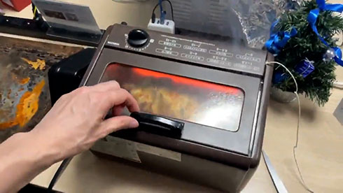 トースターの扉をあけるところ