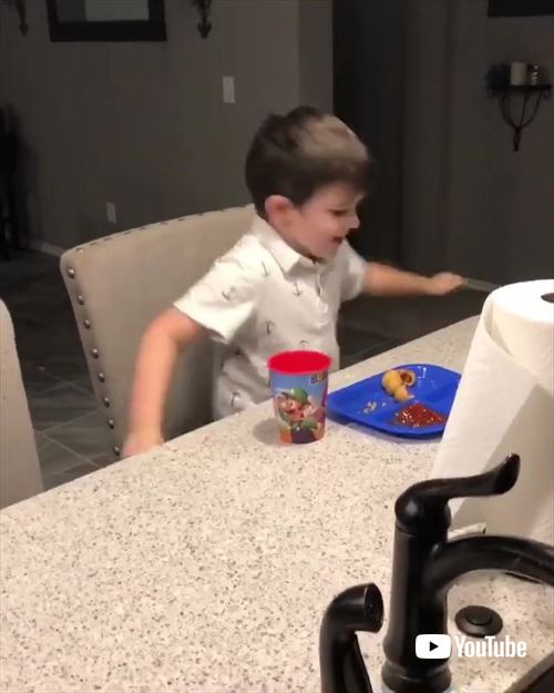 踊る兄とあきれる弟