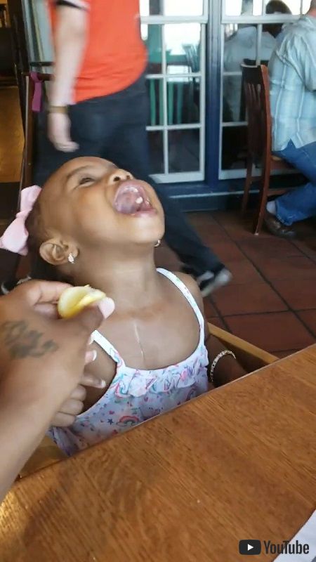 爆笑する女の子