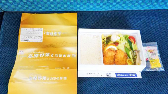 小淵沢「プレミアム高原野菜とカツの弁当」（1500円）