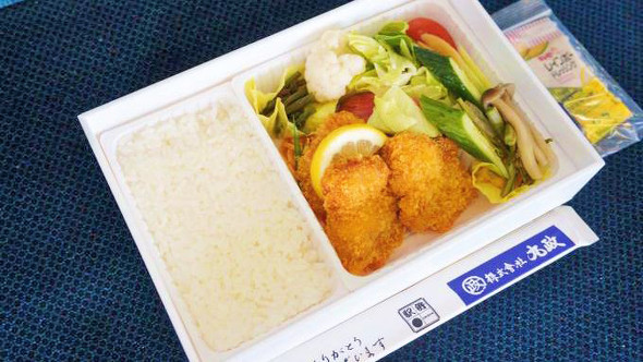 小淵沢「プレミアム高原野菜とカツの弁当」（1500円）