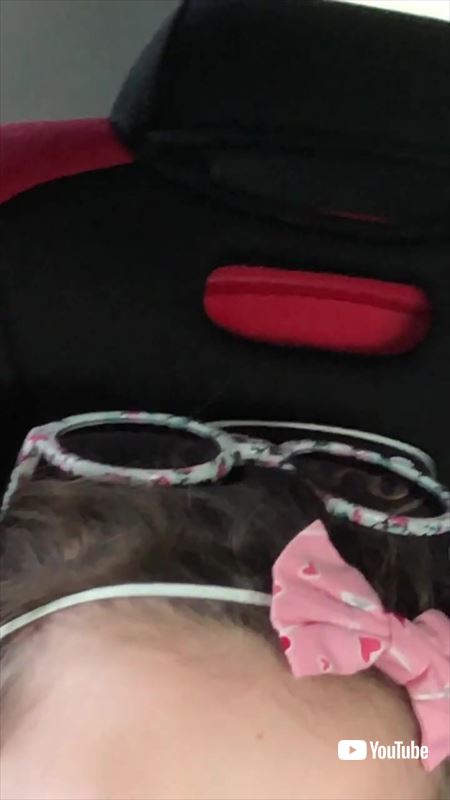 サングラスを無くしたと思った女の子