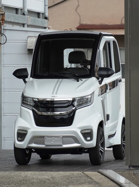 見たことない細いクルマ Twitter e-mo 画像加工 アス比