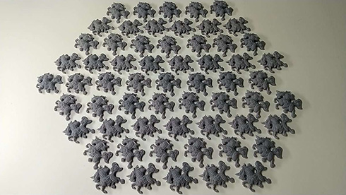 60体の麒麟が重なって球体に……！　緻密に組み合わさった“キリンボール”がすごいと話題