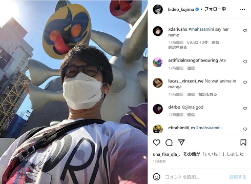 リコリス・リコイルのTシャツを着て街頭に立つ小島秀夫