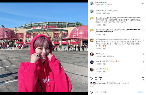 アナハイムスタジアムで撮影する歌手・きゃりーぱみゅぱみゅ