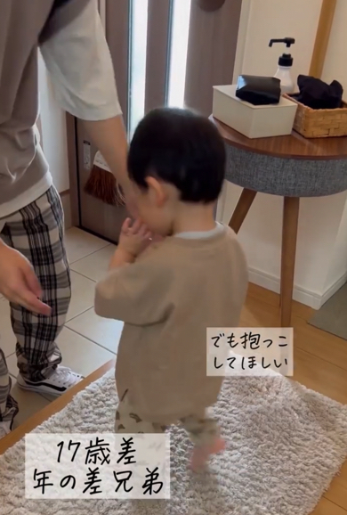 17歳差のお兄ちゃんをひきとめたい弟がかわいい