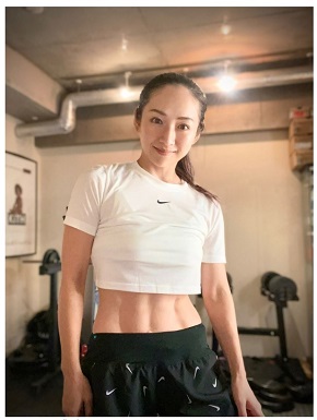 腹筋を披露する愛川ゆず季