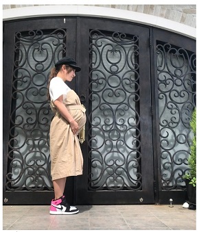 腹筋を披露する愛川ゆず季