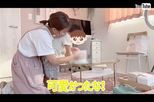 息子と一緒にアルバムを見る辻希美