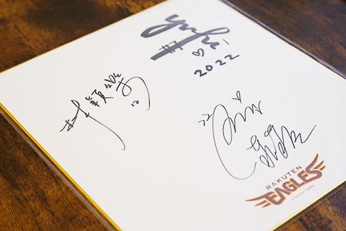 台湾プロ野球リーグのチアリーダー「楽天ガールズ」サイン色紙