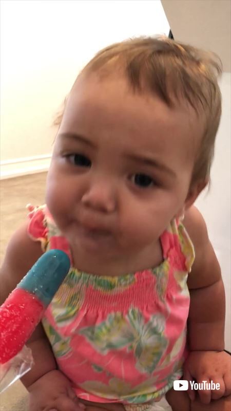 初めてアイスを食べた赤ちゃん