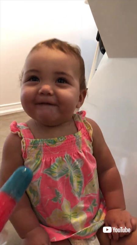 初めてアイスを食べた赤ちゃん