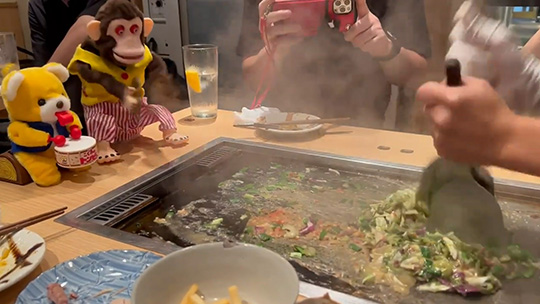 にぎやかし　おそうざいと煎餅もんじゃさとう　おさるのシンバルくん